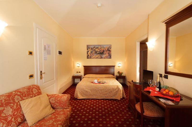 Hotel Mistrello Di Savoia 塔罗谷镇 外观 照片